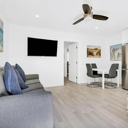 Ultra Modern Apartment By The Beach
